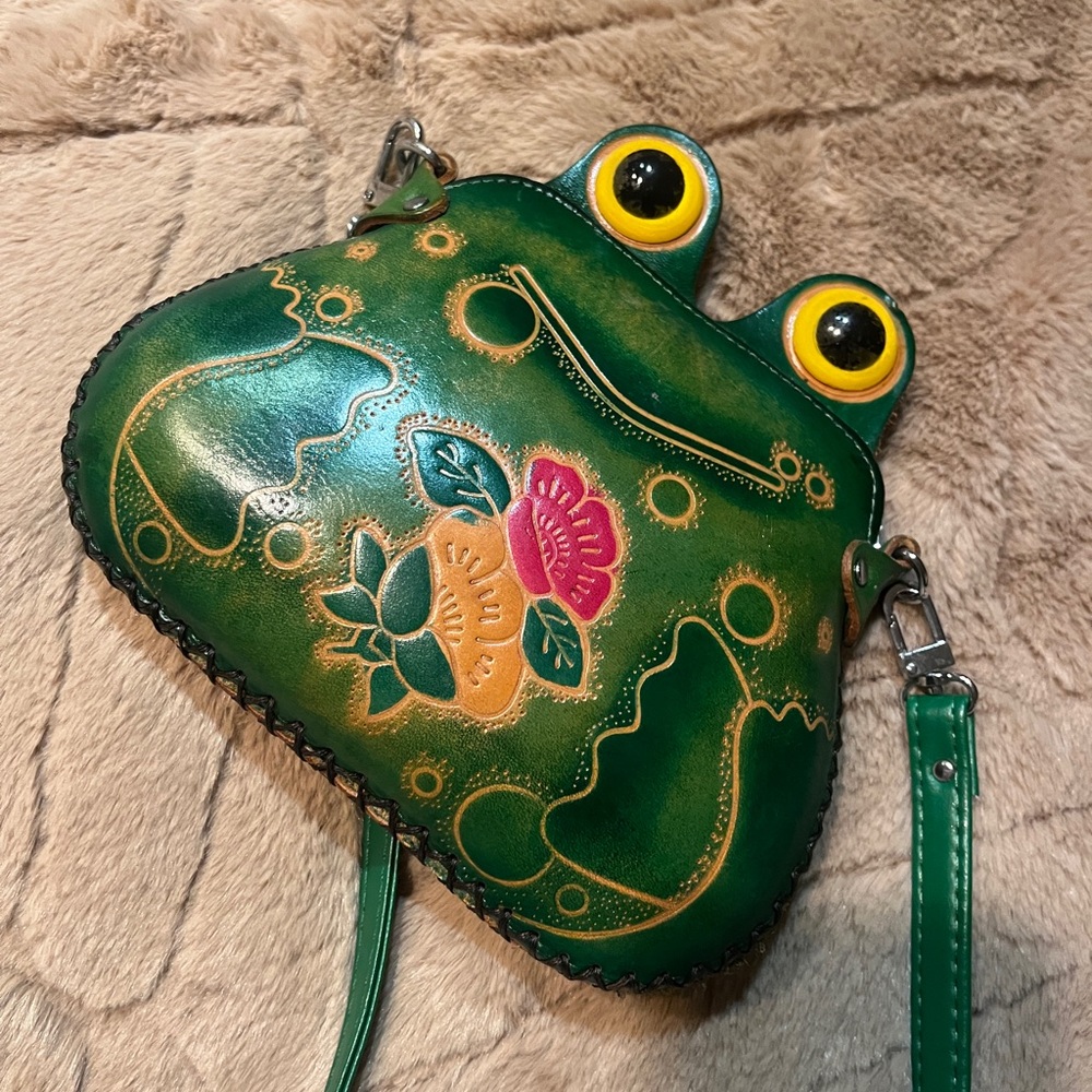 Frog-Shaped Green Crossbody Bag with Floral Design